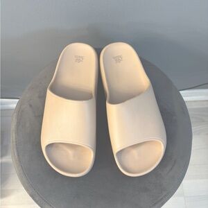 Wild fable tan slides